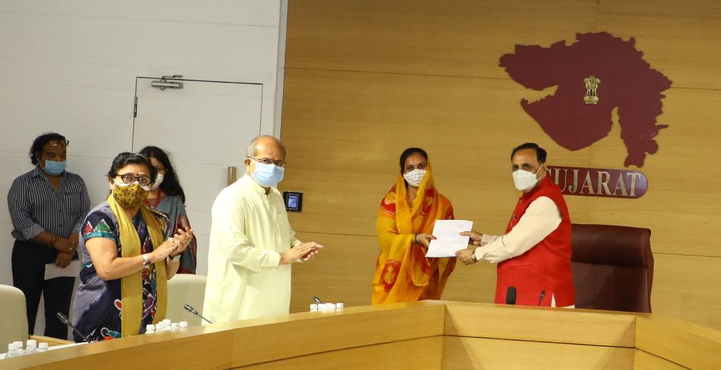 CMOGuj's tweet photo. CM Shri @vijayrupanibjp presided over a virtual function to distribute appointment letters to 2938 teaching assistants for Govt granted higher secondary schools and while making symbolic distribution, shared that State Govt has recruited 14,000 teachers in last one decade. https://t.co/nCWeDVxBN8