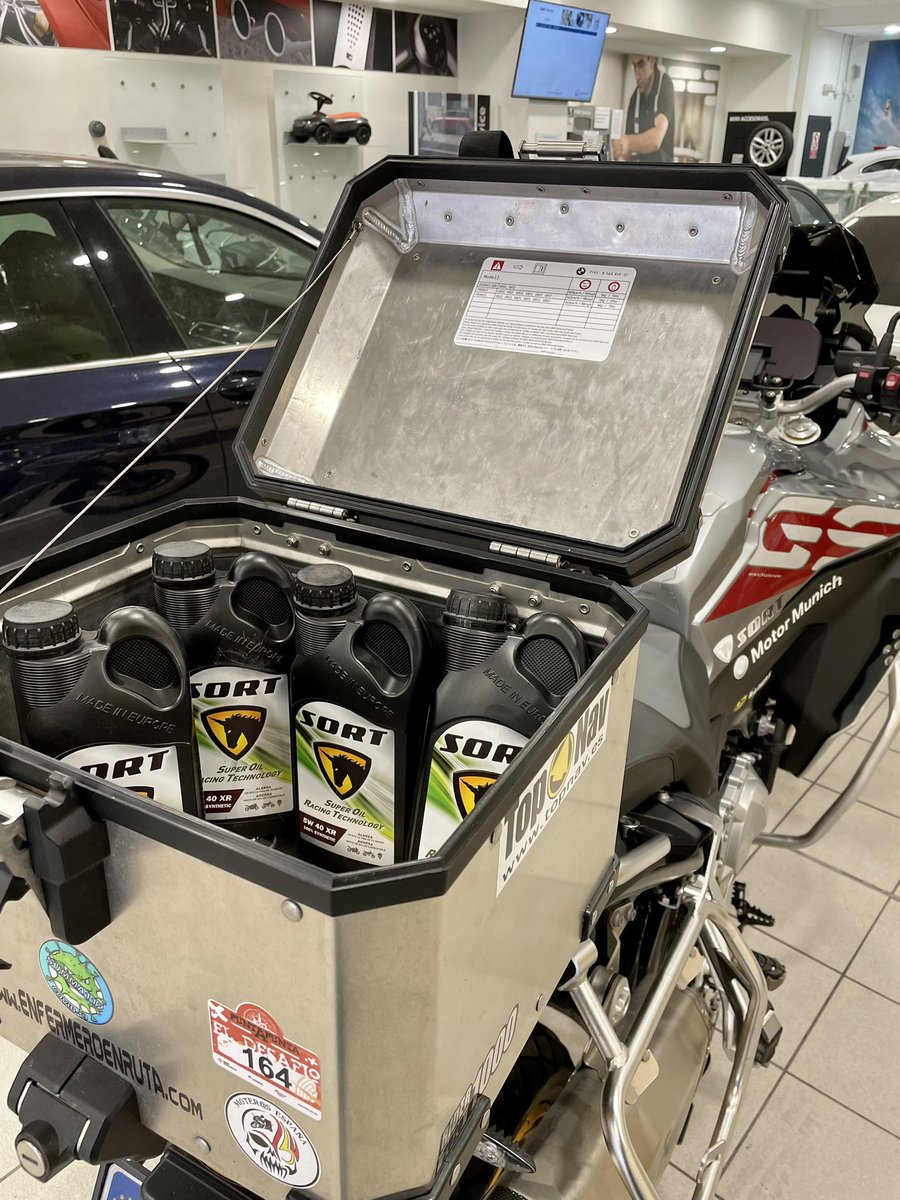 EnfermeroEnRuta's tweet photo. Tengo ahora mismo a Panzer GS pasando la Revisión de los 30.000km
Y como Siempre, Confiando en el mejor Aceite de Sort!
Esta semana tb cambio gomas
#motorcycle #bmwmotorrad #f850gsadventure #motos #EnfermeroEnRuta #PanzerGS #Viajes #Ruta #Motoviajeros #trail #OffRoad #Revision https://t.co/Zz51Tm2NEG