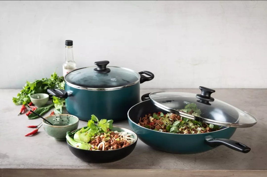 TipsJimat's tweet photo. Hari tu ada tengok video yang nonstick pan yang gunakan Teflon tak elok sebab carcinogenic/menyebabkan kanser. 

Kalau korang mencari yang elok, boleh cuba ceramic pan.

Boleh intai jenama Greenpan. Highly recommended &amp; Selamat! 

Beli di sini 👉🏻  https://t.co/wlaOhH3Eo1 https://t.co/UM7eAJSbVH
