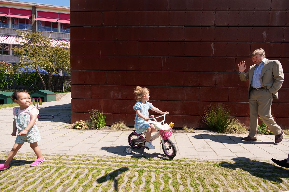 De Koning bezoekt twee buurtinitiatieven in het stadsdeel Haagse Hout in Den Haag. Hij bezoekt het project Right to challenge op het Spaarwaterveld in de wijk Bezuidenhout en De Lichtpuntjes van Mariahoeve in het wijk- en dienstencentrum Mariahoeve. koninklijkhuis.nl/actueel/nieuws…