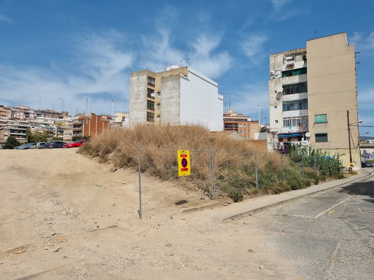 AVColliPujol's tweet photo. 🚧🚧Per fi comencen les obres de la Foneria, molts moltíssims ... anys que els veïns ho esperavem.

Ara, esperem que per fi es dignifiqui tant la zona, com el seu entorn.

🔎Des de la AAVV de Coll i Pujol vetllarem perquè així sigui. https://t.co/hMdskTLFgh