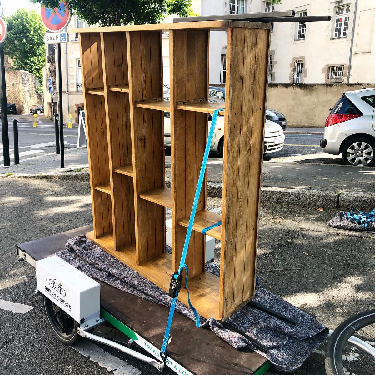 Mr_tom4's tweet photo. ah ah , eat this les vroomers , un big up à #greencourse, et une pensée pour l'automobiliste que j'ai vu galérer à rentrer une bibli similaire dans sa bagnole lundi (je pense qu'il a du la démonter d'ailleurs)
(photo FB de #greencourse) https://t.co/EAr8svIKeh
