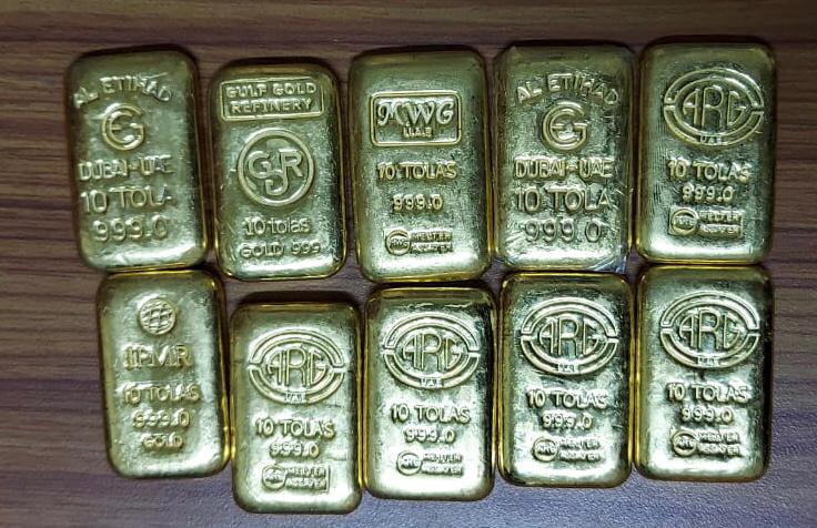 kolkata_customs's tweet photo. Increased vigilance while fighting for #COVID19 officers of #PrevCommWB has resulted in seizure of 10 pcs of 10 Tola bars of foreign origin #Gold on 31/05/21 weighing 1166.13gms valued ₹58,95,953/- at Burrabazar, Kolkata while one person got arrested 
@cbic_india https://t.co/hlJ4sxdgy6