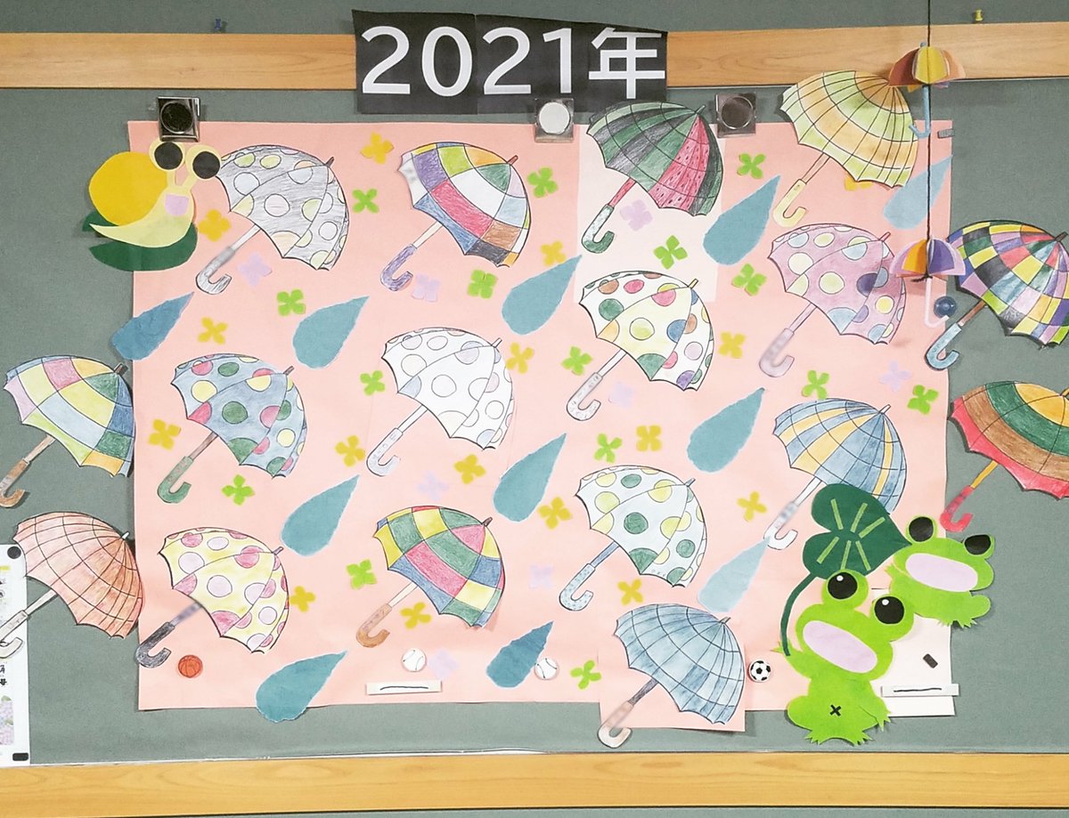 ট ইট র 紙の城 10 21積みゲ会 なんだか 梅雨 らしくないんだよな あんまりまとまって雨も降らないし 最近皆さんの 塗り絵 熱が高いので しばらくこの形の壁面でいこうかなと 思ってます デイサービス 壁面 創作レク クラフト 福祉 通所介護 高齢者