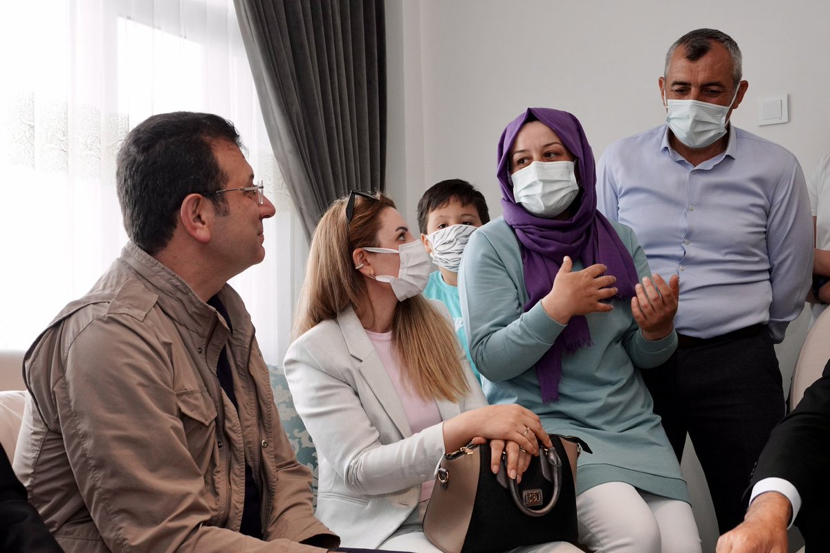 ekrem_imamoglu's tweet photo. Söz vermiştim, bugüne nasip oldu.

Bugün Çatalca Binkılıç Köyü’nü ziyaret ettik. Lavanta üreticisi Görkem Arabacı’ya köylerini ziyaret edeceğimin sözünü vermiştim. Üretimden kopmayan bu güzel aile ve köyü tanımış olmaktan mutlu oldum. Misafirperverlikleri için teşekkürler. https://t.co/Sh0zAIWTND