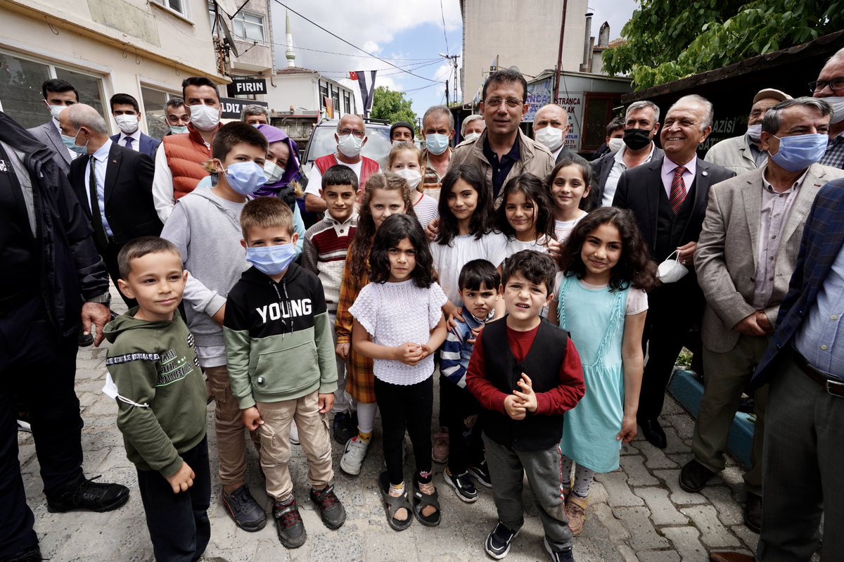 ekrem_imamoglu's tweet photo. Söz vermiştim, bugüne nasip oldu.

Bugün Çatalca Binkılıç Köyü’nü ziyaret ettik. Lavanta üreticisi Görkem Arabacı’ya köylerini ziyaret edeceğimin sözünü vermiştim. Üretimden kopmayan bu güzel aile ve köyü tanımış olmaktan mutlu oldum. Misafirperverlikleri için teşekkürler. https://t.co/Sh0zAIWTND