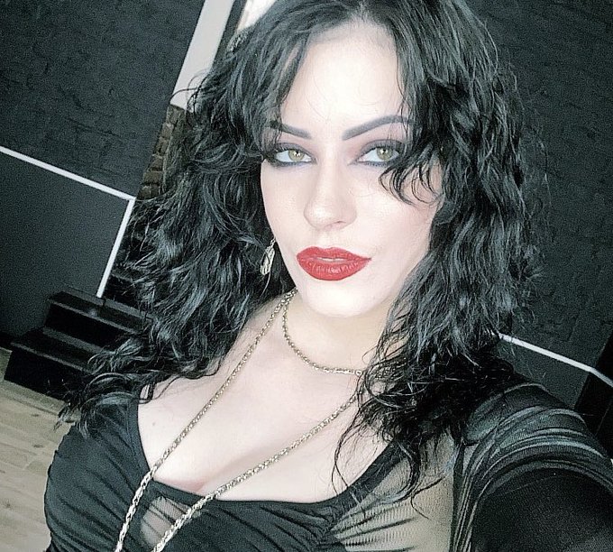 Green eyed Goth https://t.co/cmrIpL3onX<a href="/tag/pinkiesout"class="tags"><span>&#35;pinkiesout</span></a>