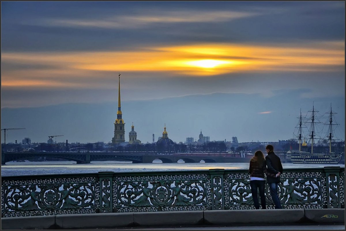 влюбленные на мосту. петропавловская крепость в санкт-петербурге на рассвете. белые ночи в питере. белые ночи в санкт-петербурге 2022. романтичный питер.