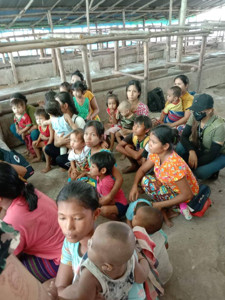 NimrodAndrew's tweet photo. A little clashes happened between breakaway DKBA and SAC/BGF today in Palu, near Myawaddy. The result? More@than 200 civilians displaced and crossed into Thai border. Thank you Thai authorities for taking care of the innocent civilians. https://t.co/hE5atTkQCf