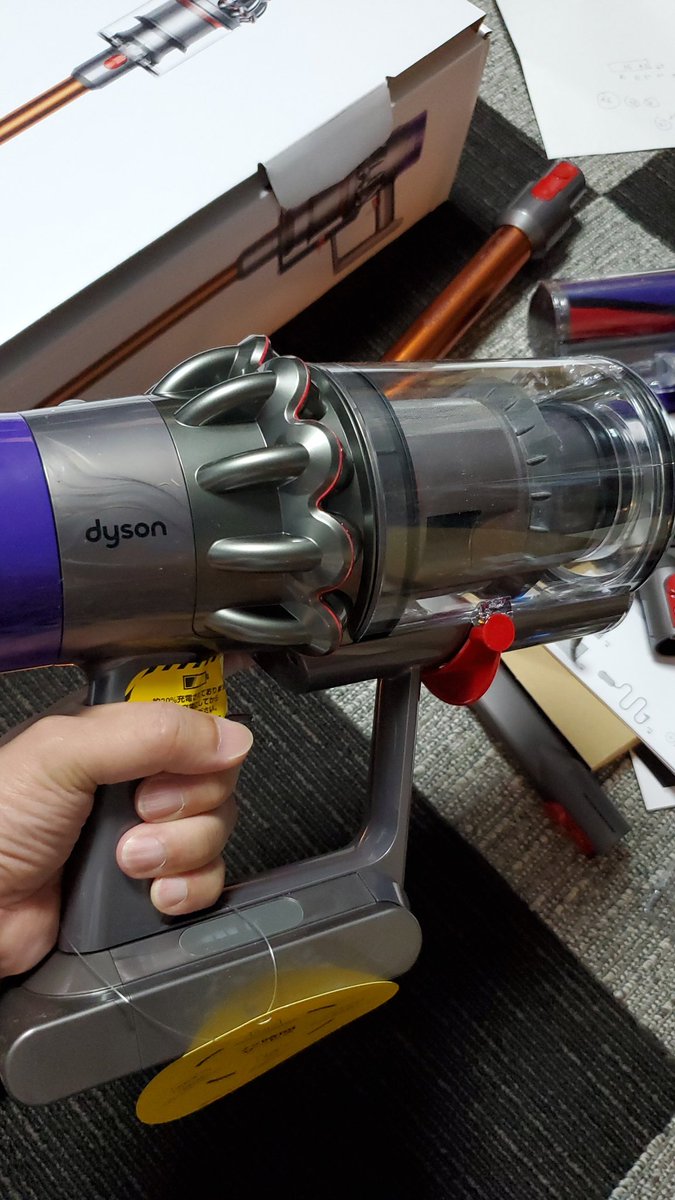kujiroku's tweet photo. 楽天で買ったdaison cyclone V10が届いてさっそく組み立て中です。
これでdaisonは3台目ですが、実は掃除機にこだわり持ってます✌️
運気向上は掃除から
今週木曜日には6億、金曜日には10億円を強力な吸引力で吸い寄せます😁

#daison https://t.co/g3iXixyvNW