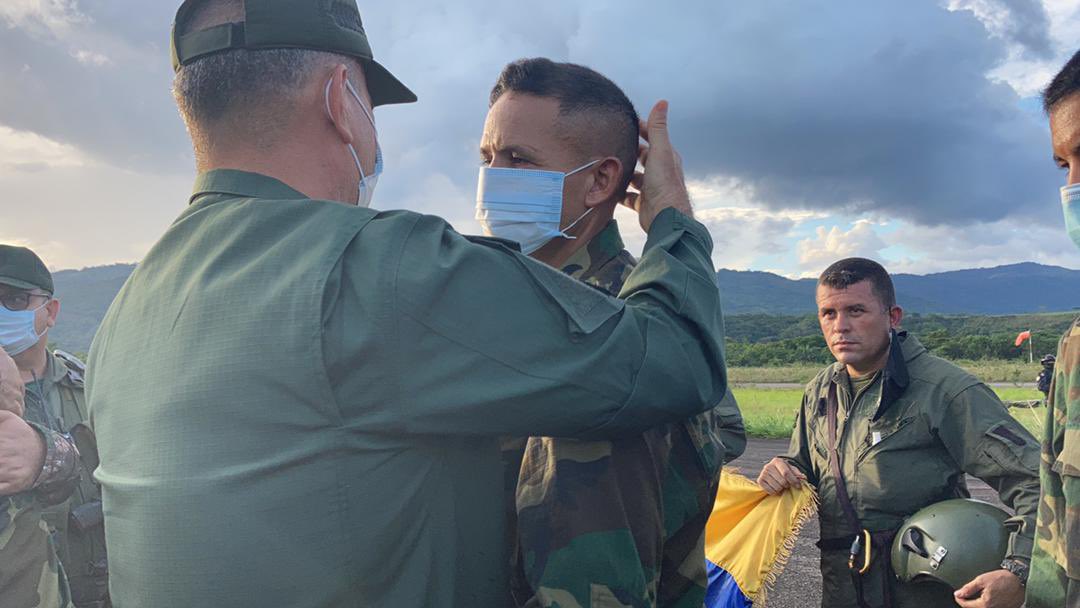 DCO_CEOFANB's tweet photo. GJ @vladimirpadrino, mediante comunicado oficial, informó que junto a un excelente grupo de médicos #FANB, brindaron atención a 8 patriotas, quienes se encontraban secuestrados por grupos irregulares🇨🇴. Gracias a la Operación "Águila Centenaria" fueron rescatados estos valientes https://t.co/M8beueTpxK