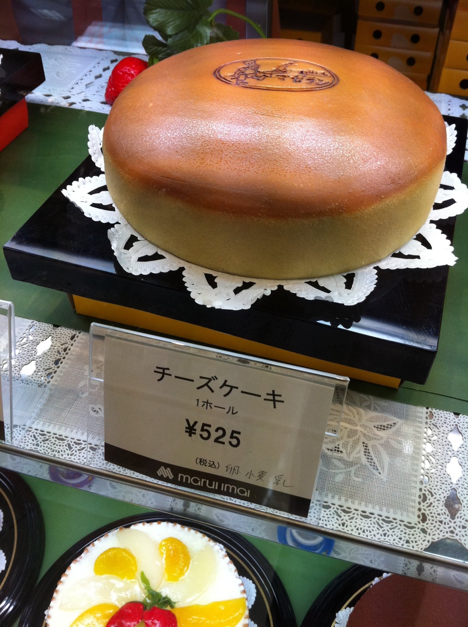 Takuyanakamura 函館 Mirai Base 五稜郭の丸井今井の地下にあったマゼランのチーズケーキ 冷ましたほうが美味いと言われてたけど 焼き立てもそれはそれは美味いわけで しかも1ホール525円はアホみたいに安かった タルトマージュも525円 T Co