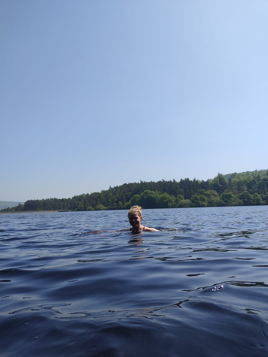 Actual madness living in Sheffield means being 20 mins from this pengness &amp; spending a sunny morning off swimming 🌞