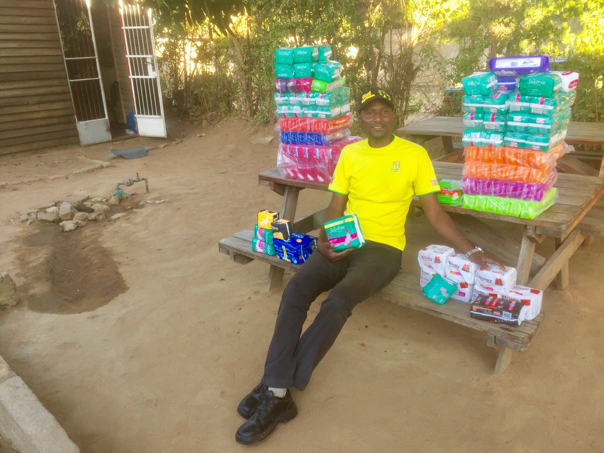 ShamwariyeMwana's tweet photo. #GivingTuesdays Our Officer, @reggysamaz celebrated his birthday in style by calling for donations of sanitary wear as part of his #MenstrualHygieneDay commemoration & managed to raise 180 packs which he handed over to the organisation. Thank you Mr Matenga
#MenAsRoleModels https://t.co/FZCLHY8KTR