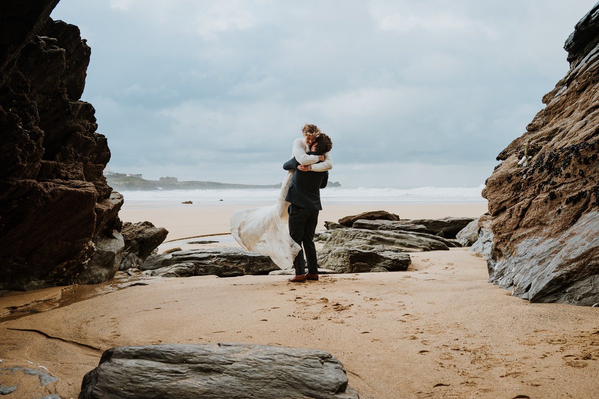 Dreaming about a #BEACHWEDDING ? Jenny & Jon proofed us that it doesn't have to be summer to have the best day ever @LustyGlazeBeach #beachwedding #cornwallwedding #weddingplanning : cocoweddingvenues.co.uk/the-blog/inspi…