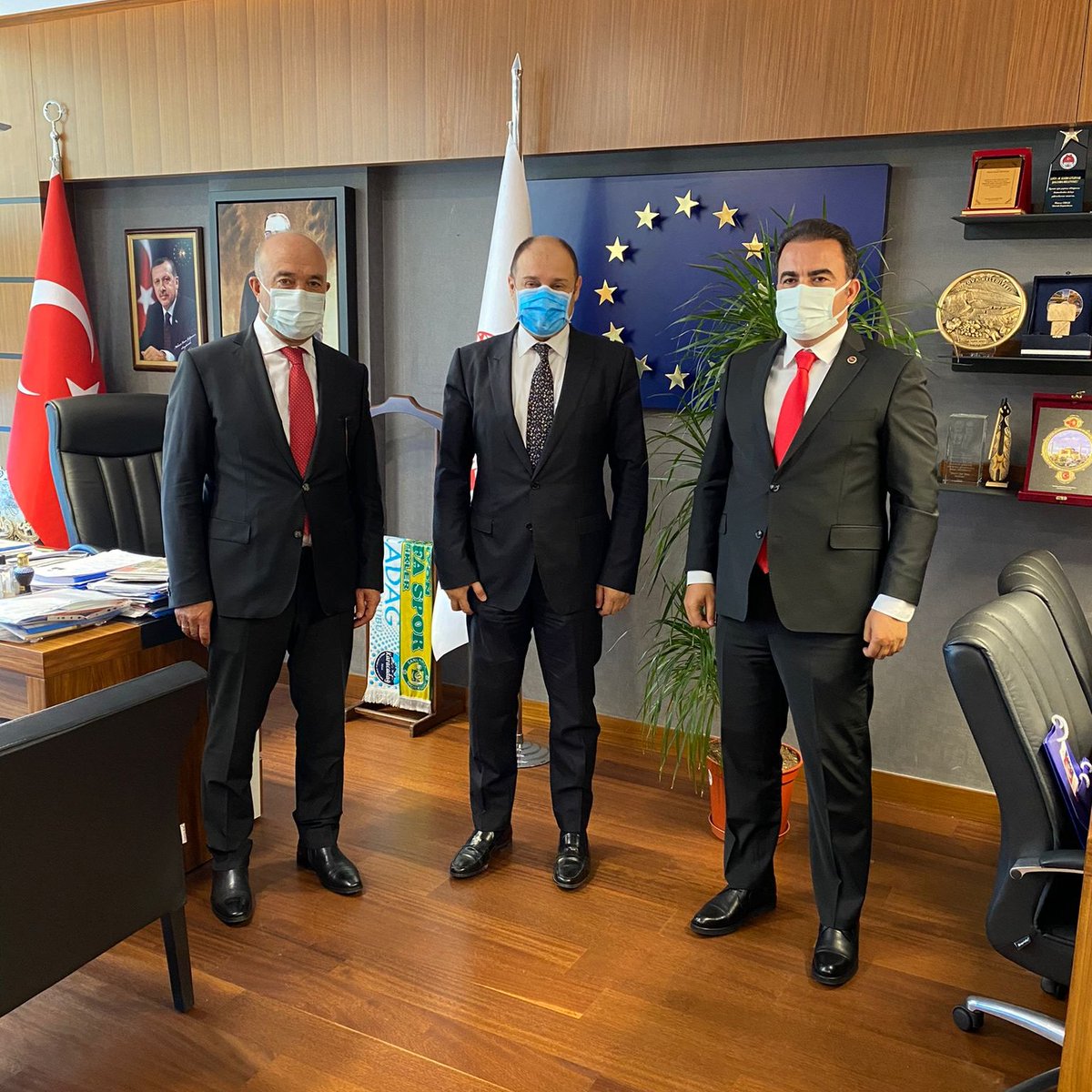Ak Parti MYK Üyesi, AB Komisyonu Başkanı Sn. Mehmet Kasım Gülpınar'ı ziyaret ettik. Her dem samimiyetinden emin olduğumuz ağabeyimize ilgi ve alakası için teşekkür ederiz.
<a href="/halilfrat2/">halil fırat</a> 
Samsat Belediye Başkanı