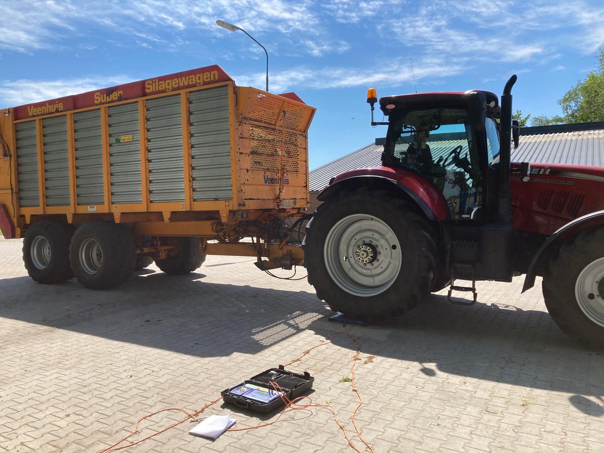 Mark Drenth weegt het gehakselde gras... door <a href="/wecodehondsrug/">Ebel Brandsema</a> bij @albertlensing voor het grasland project van <a href="/DLVadvies/">$MANTA NETWORK</a>. Gemiddeld 7 ton per wagen 14 a 15 ton product per hectare. #precisielandbouw #precisiebemesting <a href="/Boerderij_Rund/">Boerderij Rundvee</a> <a href="/Boerderij_nl/">Boerderij</a> <a href="/AkkerTweet/">Akkerwijzer.nl</a> #loonwerk