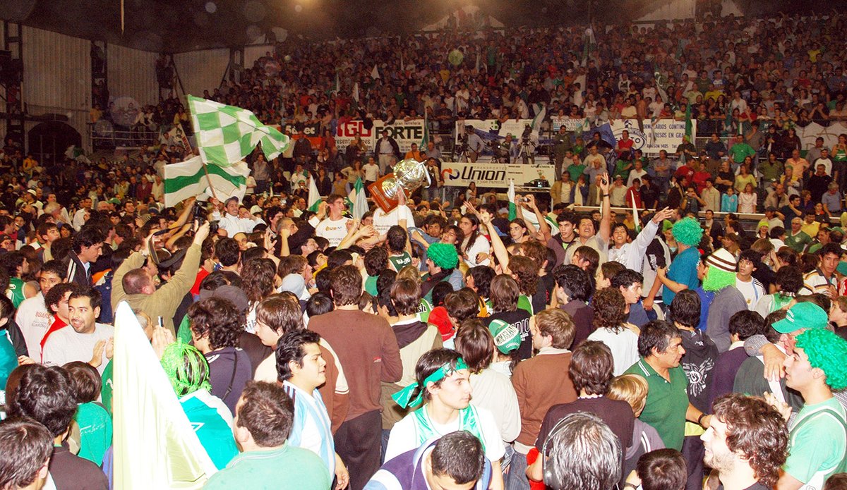 LigaNacional's tweet photo. 🏆 El milagro de Comodoro: el campeón más inesperado de la historia

🏀 Llegó a estar 13°, pero terminó llevándose el título. Así lo logró, con el liderazgo de Duró desde el banco y Moldú y Cocha adentro de la cancha 👇🏼

📎 https://t.co/YG78E1rh80 https://t.co/nD0lDJcKwD