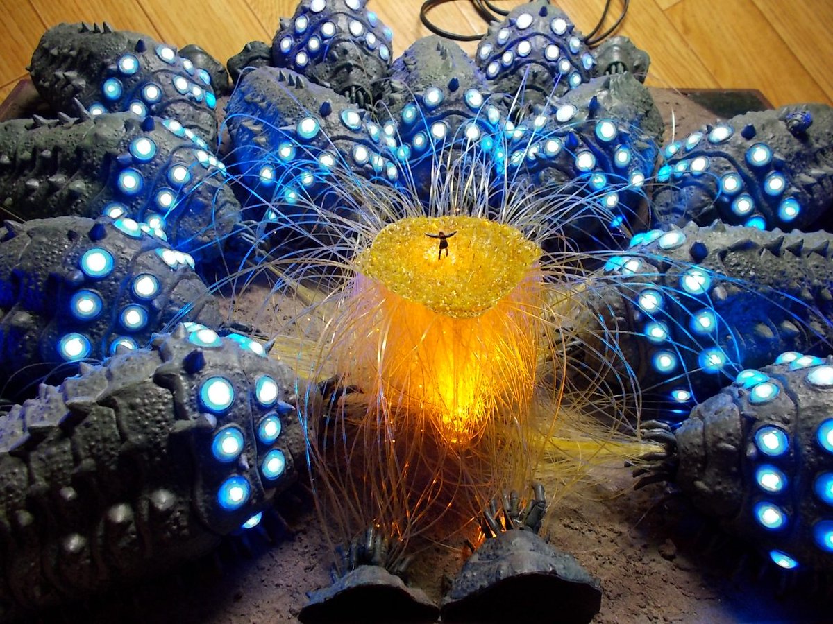 たつまるb A Twitter ナウシカラストシーン 王蟲のキットを１５ 全部の眼にled仕込み クリアパーツの裏からシリコンコーキングを詰めて生物的なボンヤリした光にして ウィンカー用のledタワーと大量の光ファイバーで金色の野をなんとなく再現 半年かかって作りまし