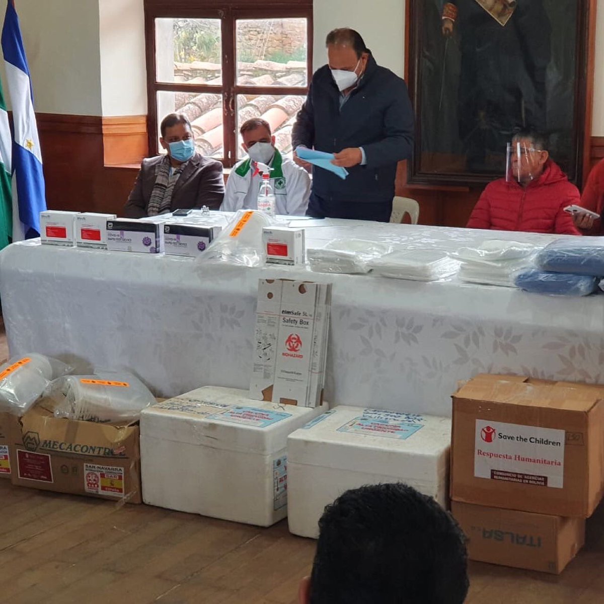 SEDES_SantaCruz's tweet photo. Dr. Erwin Viruez Director del SEDES y la Dra. Ayden Pericon Coordinadora de Redes Rurales, entregaron equipos de protección personal y pruebas de antígeno nasal al municipio de Vallegrande. https://t.co/94XgKlUWly