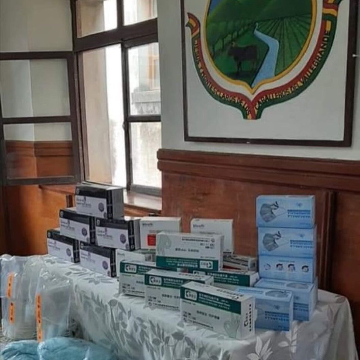 SEDES_SantaCruz's tweet photo. Dr. Erwin Viruez Director del SEDES y la Dra. Ayden Pericon Coordinadora de Redes Rurales, entregaron equipos de protección personal y pruebas de antígeno nasal al municipio de Vallegrande. https://t.co/94XgKlUWly