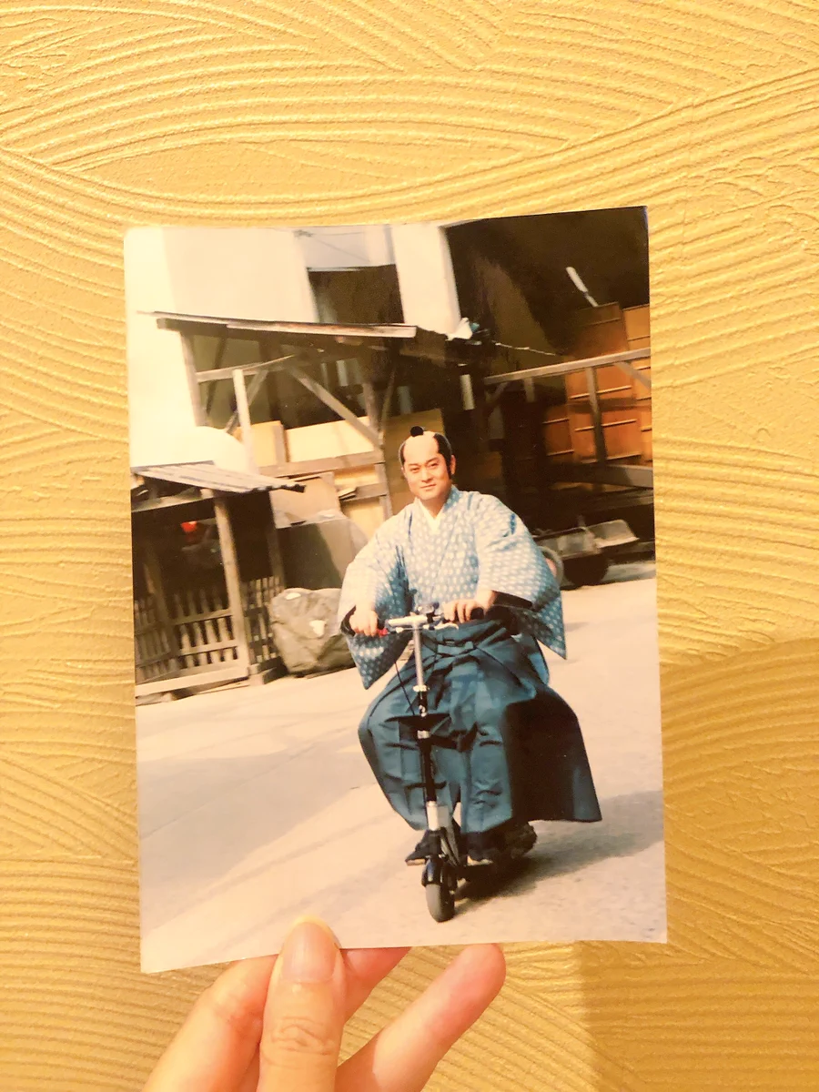 現代の乗り物に乗っているw松平健さんが暴れん坊将軍の衣装で移動する生写真が宝物！
