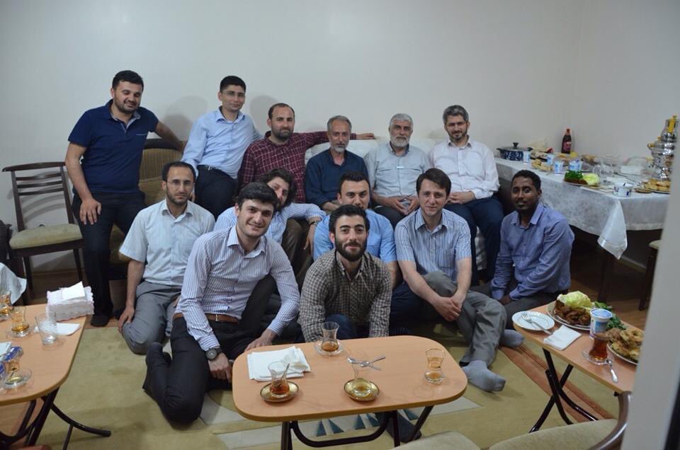 2014, Abdülbâki Kömür ağabeye ev ziyaretindeyiz.

<a href="/bizbirmilletiz/">Bâb-ı Âlem</a>