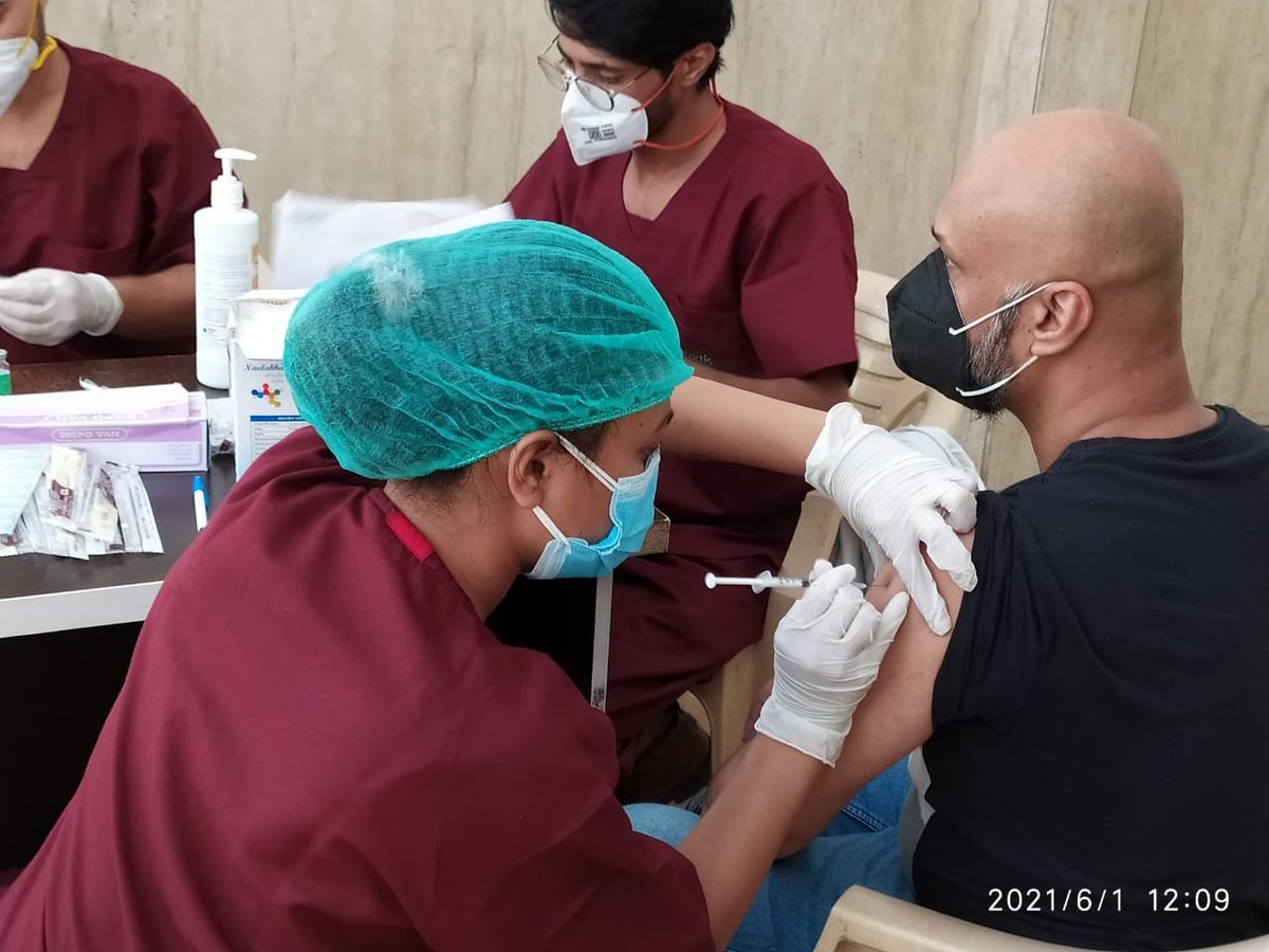 nefowaoffice's tweet photo. नेफोवा ने ग्रेनो वेस्ट के 12एवेन्यू में @fortis_hospital के तरफ से वैक्सीनेशन कैंप लगवाया। कैंप में वरिष्ठ नागरिकों समेत 150 लोगों ने टीका लगवाया। अब तक 1000 लोगों ने नेफोवा की पहल से वैक्सीन पाए। @dmgbnagar @nbhooshan @CP_Noida @jpbansi @myogiadityanath @CMOfficeUP @UPGovt https://t.co/85byUb6O1C