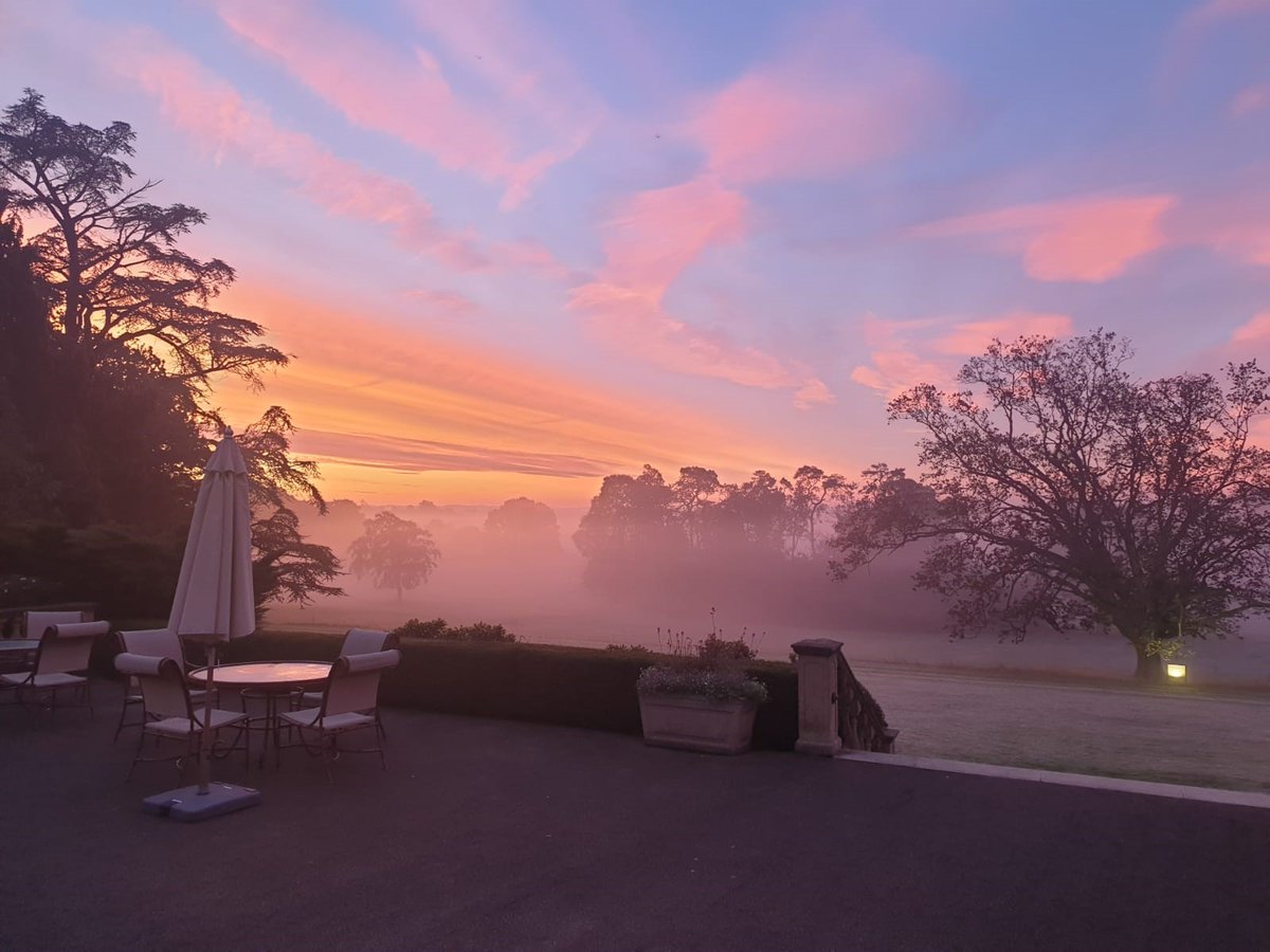 Following on from a glorious bank holiday weekend, the skies this morning were stunning with a picturesque pastel sunrise! Kilworth's views never disappoint #sunrise #leicester #leicestershire #hotel #countryside #england #pastel #sun #morning #hotel #nofilter