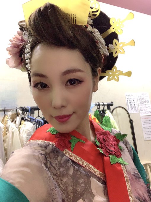 川崎初日ありがとうございました😊❤️ 今週は1.3回め 花魁HR、2.4回め RAiN でいきます👘☂️ 花魁HRは前にりょん姐からいただいた演目です🧡衣装変えてベットも少し変えました🥰RAiNはみおりんの衣装やさんがぴったりの髪飾り出してたので豪華になって嬉しい✨こちらは元の動画がなくて色々変わってる😊