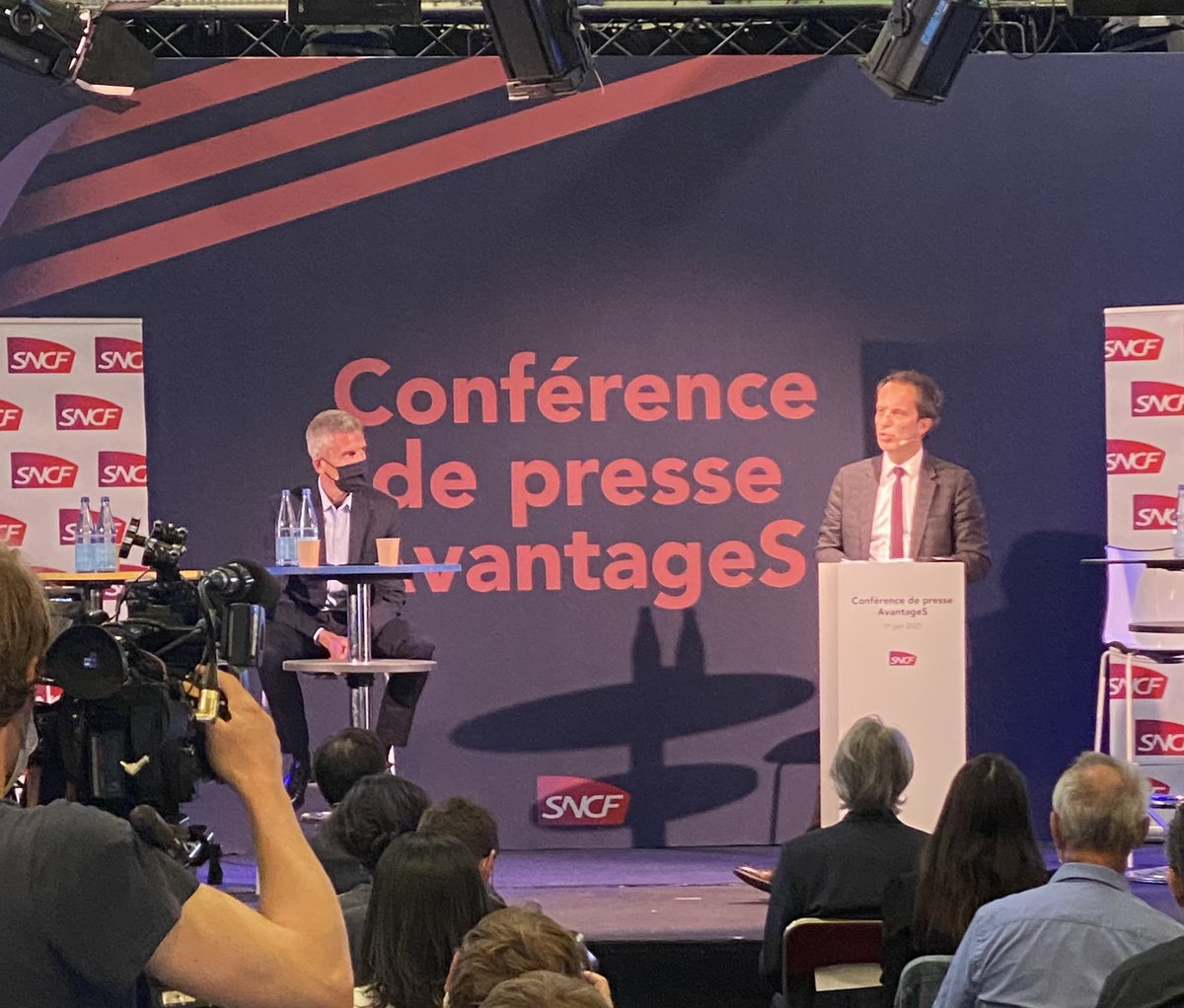 En direct de la conférence de presse de lancement du programme AvantageS. Première annonce : une seule carte Avantages pour tous, avec des prix plafonnés même à la dernière minutes, même les jours de grands départs.