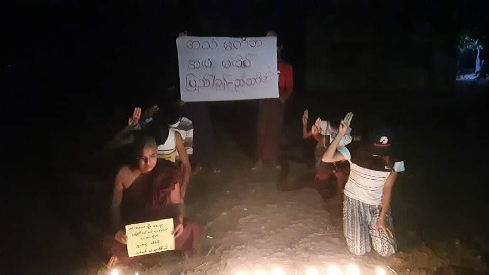 Despite having difficulties, the Pyigyitakun’s night strike led by a monk who is charged under section 505 (A) , was continued tonight.
#WhatsHappeningInMyanmar #June1Coup #MilkTeaAlliance  #OurGovernmentNUG