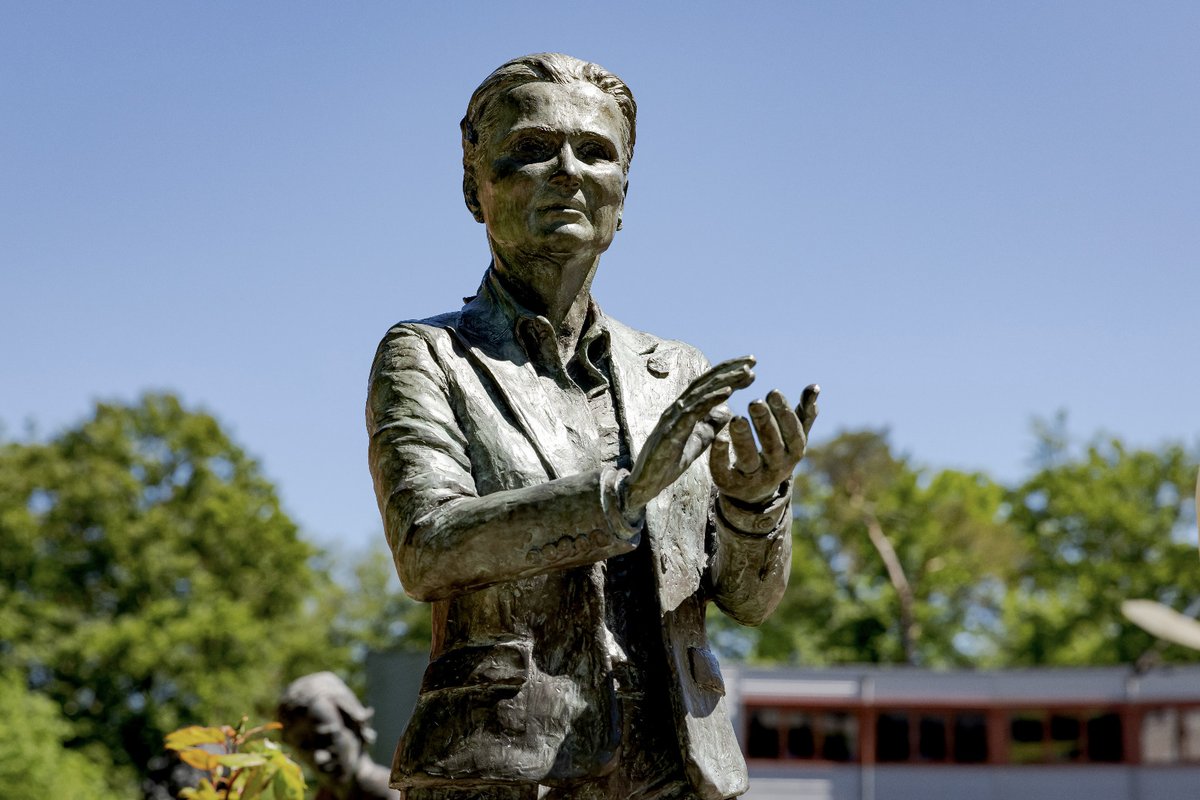 Vereeuwigd in de KNVB-beeldentuin 🧡

Gefeliciteerd Sarina!
