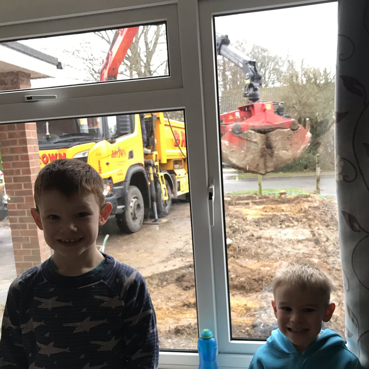 This #30DaysWild we’re greening the grey, replacing our concrete front yard with lawn and plants. On day 1 I’m digging the first of 55 holes for our new pollinator-friendly hedging after the removal of a grab-truck full of concrete!