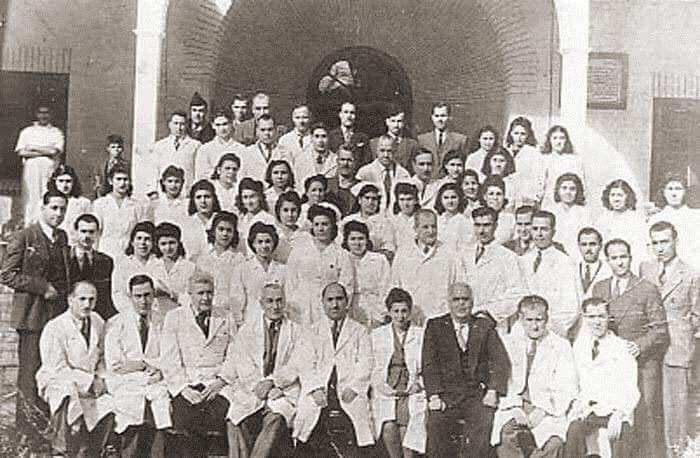 صورة لطاقم الأطباء والممرضات في مستشفى “مائير ياهو إلياس” في بغداد التي أسسها الثري اليهودي مائير إلياس…
