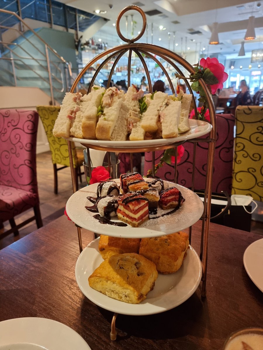MegB95's tweet image. Afternoon tea and drink with the girls 🧡 @Fudge_OT @ot_abbie