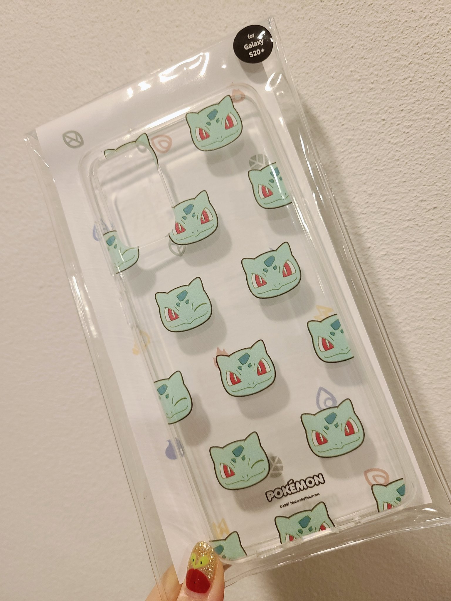 Twitter এ ななっぷる ポケカ公式ch 小田桐奈々 ここにフシギダネのスマホケースがあるじゃろ W これを大きいフシギダネグッズと合わせて こうじゃ W Love 両方とも海外のポケモングッズです T Co