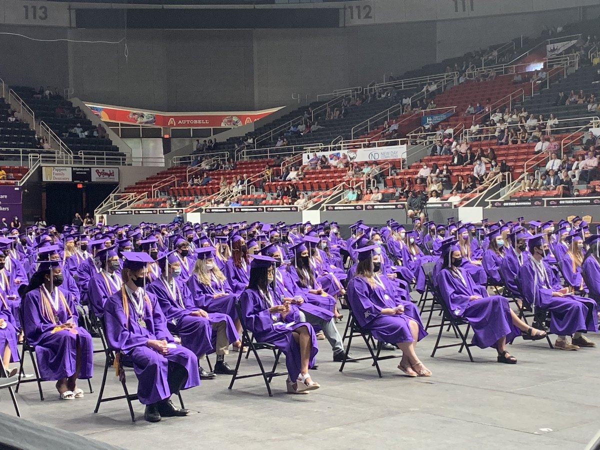 CharMeckSchools's tweet photo. Congratulations to @ArdreyKellHS Class of 2021! 🥳 https://t.co/f31znl7BSF