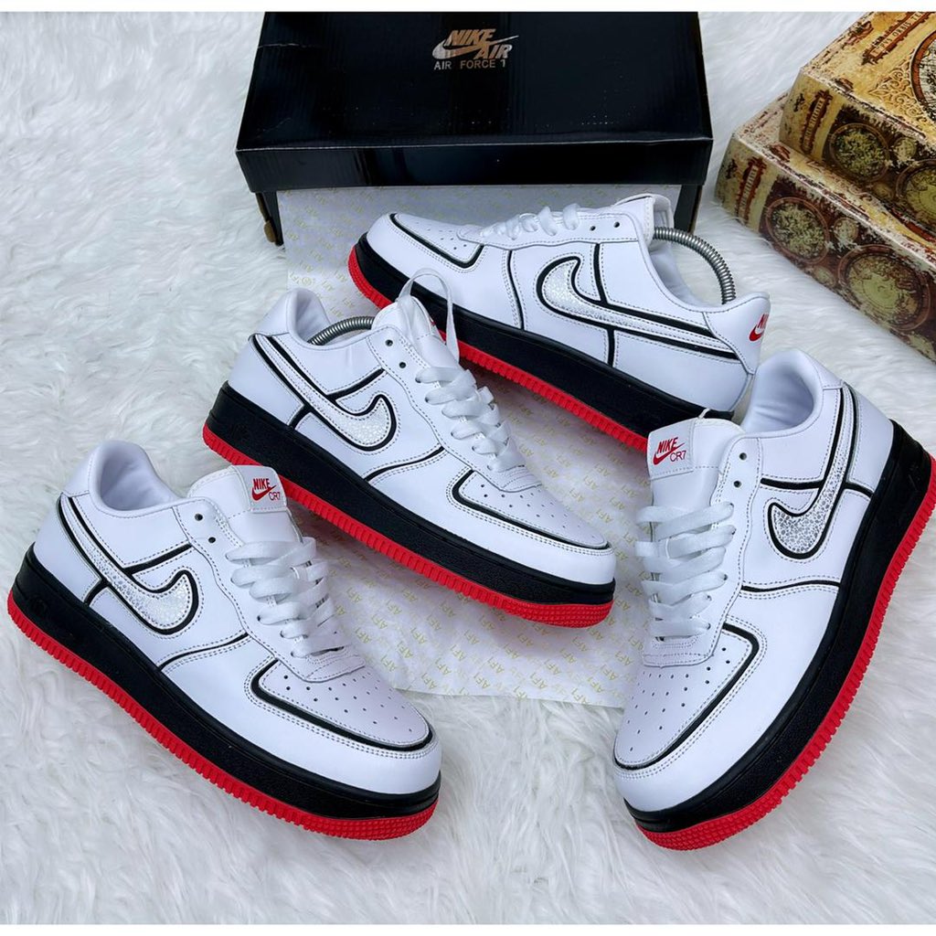 ShoeGuyOtis's tweet photo. Black or white https://t.co/HieAI46Yp5