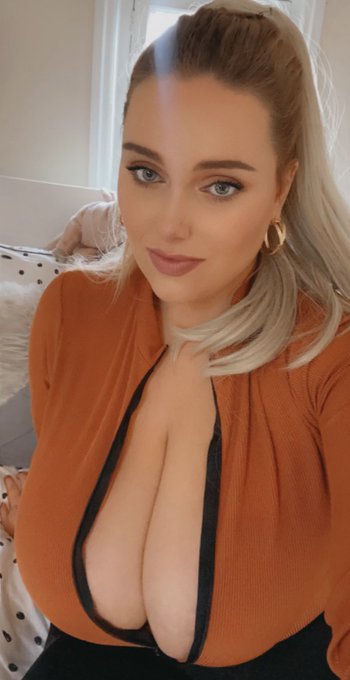 Watch Pachuca Curves's leaked NSFW photo on TwXstars