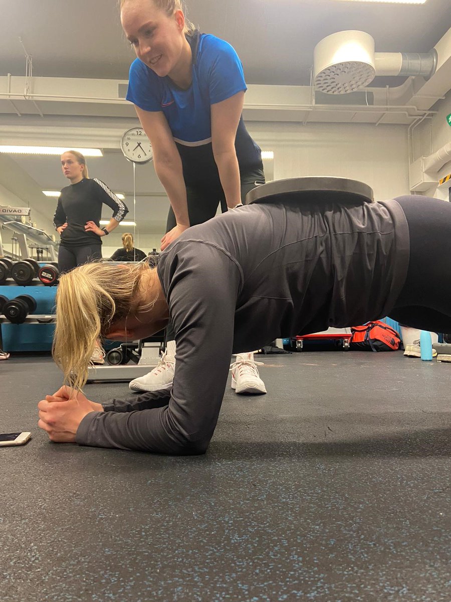 DickenNSM's tweet photo. Naisten joukkue alkaa olla kasassa! https://t.co/Jt4SNr3kQg #käsipallo #handboll https://t.co/oo3RxMfXiQ