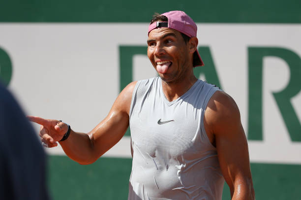 christophclarey's tweet photo. The pre-match introduction of Nadal's French Open titles gets longer every year. Hard for the announcer to do it in a single breath

"2005, 2006, 2007, 2008, 2010, 2011, 2012, 2013, 2014, Breath, 2017, 2018, 2019, 2020"

 #getty https://t.co/zuUDPnDsyY