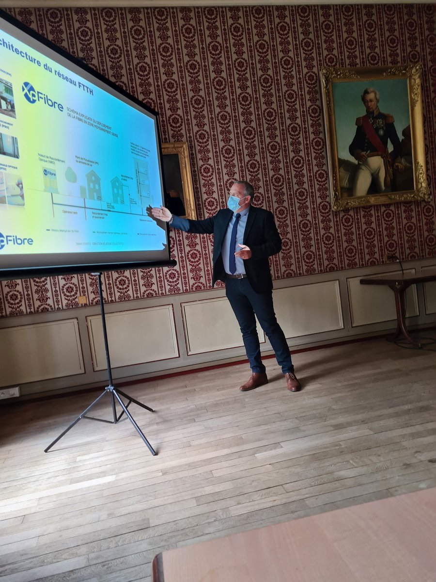 La fibre #FTTH poursuit son déploiement à Pontarlier et arrive au hameau des Etraches, point presse avec le Maire <a href="/GenrePatrick/">Patrick Genre</a> 
👉91% des foyers raccordés
✅la Fibre pour tous avec  l'ouverture du réseau au hameau Etraches <a href="/XpFibre/">XpFibre</a>