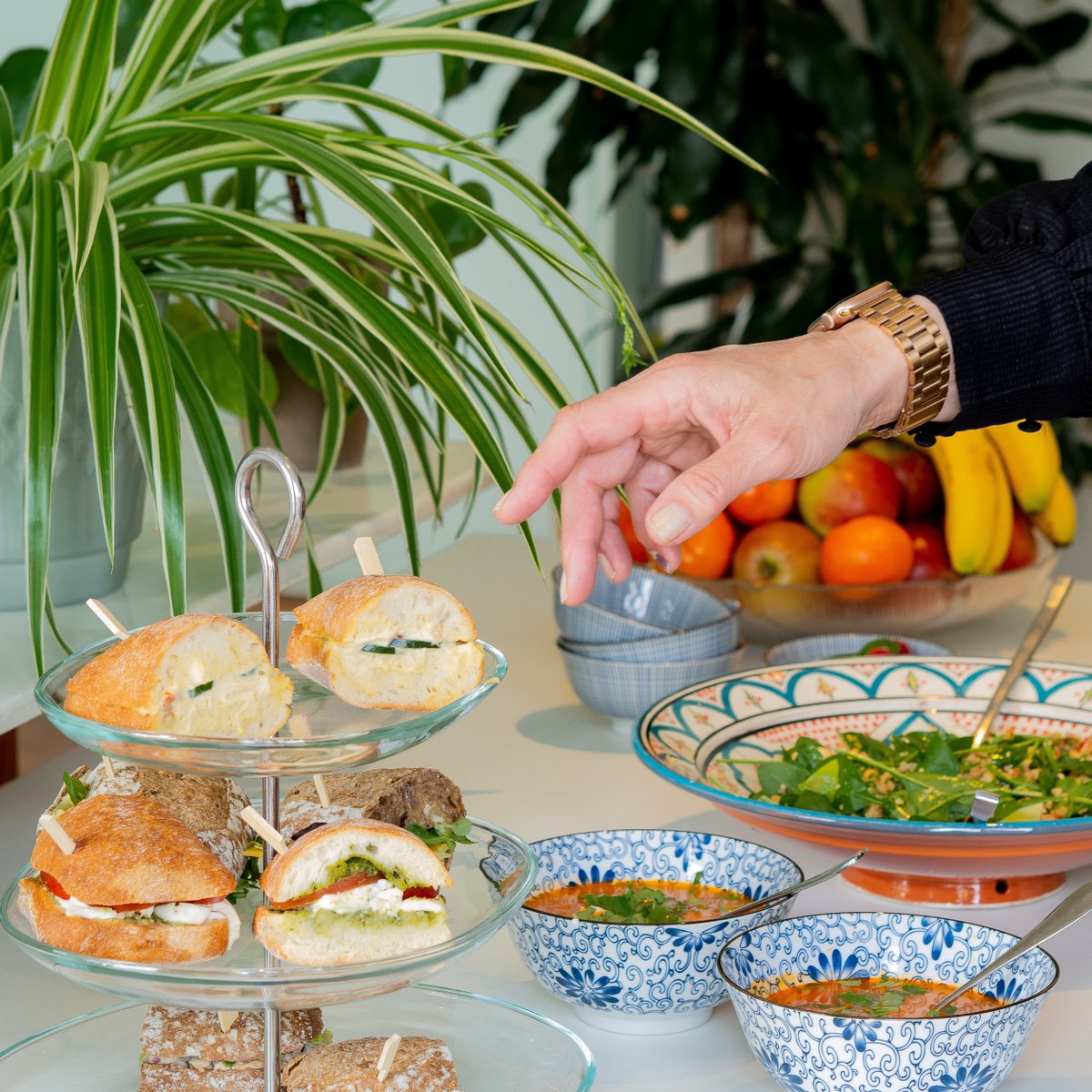 Het groen zorgt voor rust, het uitzicht voor inspiratie en het goede eten voor de energie. Natuurlijk staat de verse koffie, thee en water altijd voor jullie klaar.
⁠Op onze website kun je veel van de mogelijkheden bekijken gewoonboot.nl 

#gewoonduurzaamvergaderen
⁠