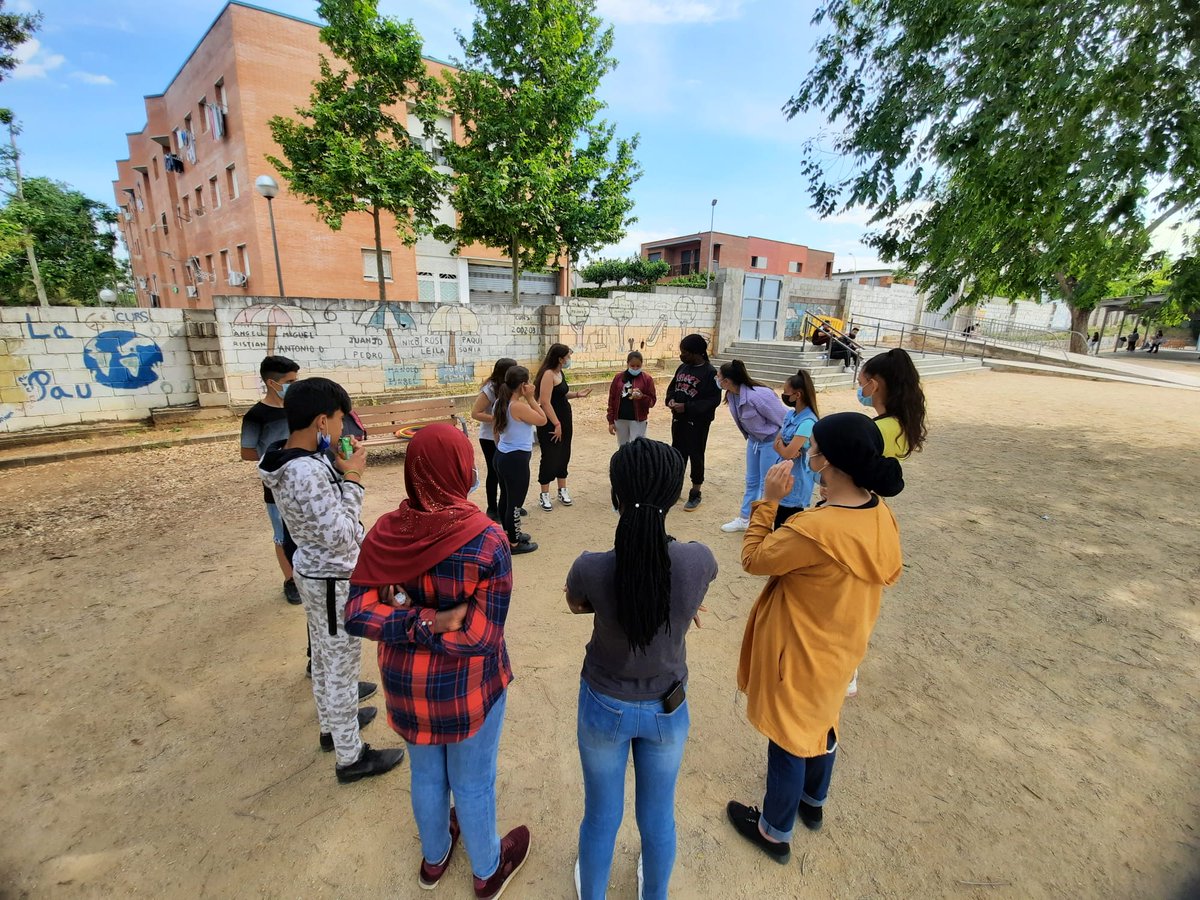 inslaserrasbd's tweet photo. Aquesta setmana, el grup de servei comunitari de 4t d'ESO del projecte de dinamització de pati està organitzant activitats per a tots els cursos! Aquí en podeu veure algunes imatges: #projectepati #serveicomunitari #Sabadell https://t.co/BKWvlfydKW
