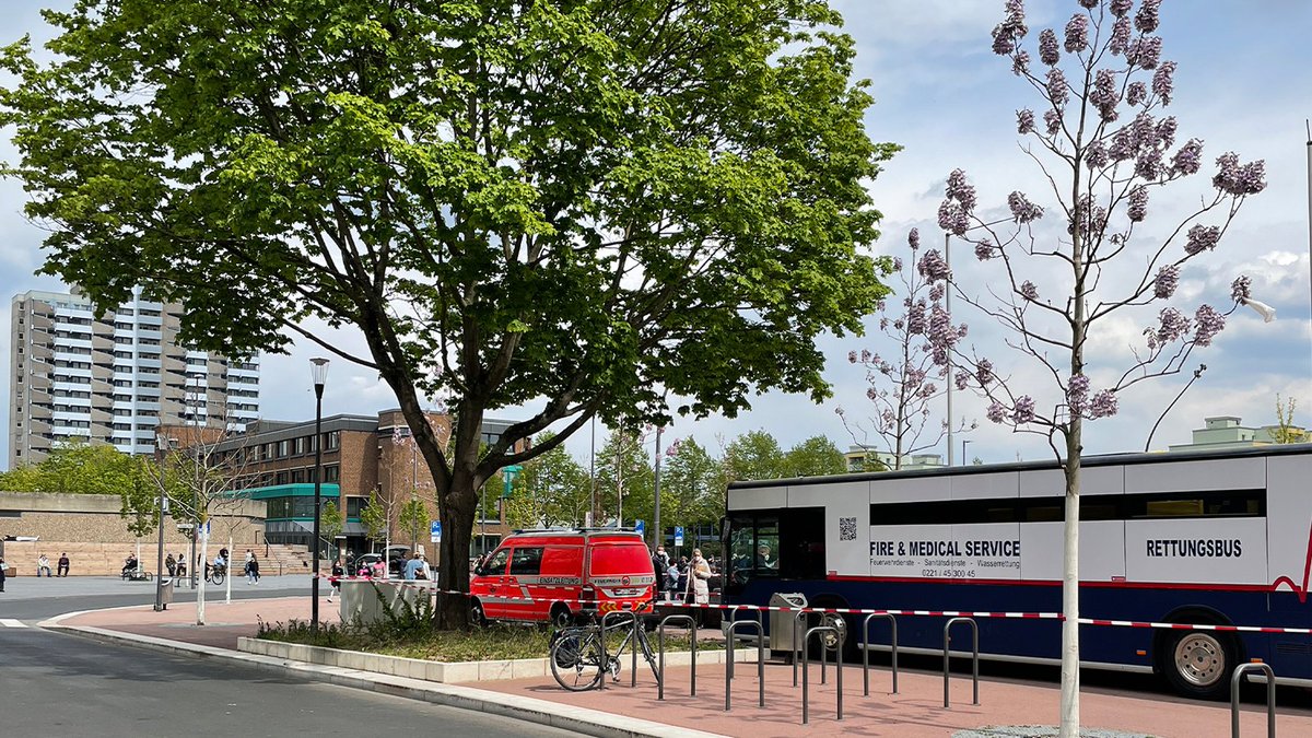 Koeln's tweet photo. 💉 Die #Schwerpunktimpfungen gehen weiter: Ab Mittwoch impfen wir in #Vingst. Das mobile Impfteam steht am morgigen Mittwoch, 2. Juni 2021 und Donnerstag, 3. Juni 2021 zwischen 10 und 18 Uhr am Marktplatz in 51107 Vingst. Wer ist impfberechtigt?➡️ https://t.co/0dIGbVgdJm. https://t.co/TM5xeCP0lE
