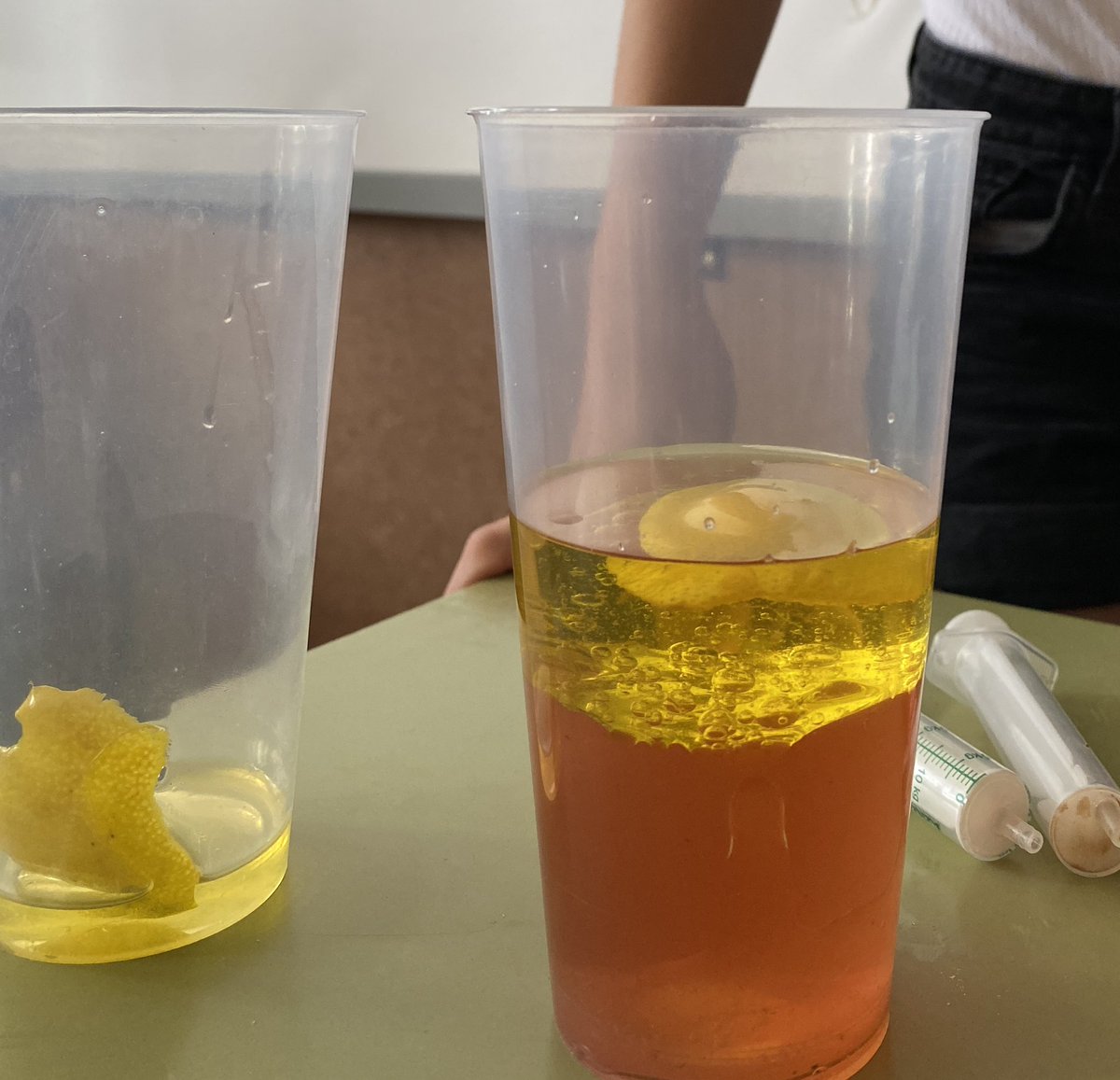 EliCatalan2's tweet photo. Más exposiciones de Science Box 📦🧪🧫🔬⚗️
Me encanta que tengan tantas ganas de enseñarles a sus compañer@s cosas super interesantes de Science🤩😍
#learningissharing #Science #scienceBox #handsonlearning https://t.co/UOUgLPMpe0