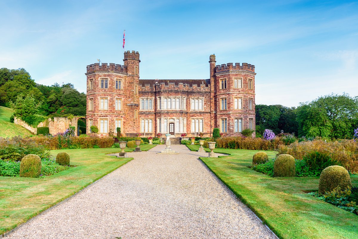 LuxPropertyShow's tweet photo. Looking for a grand home by the coast? This luxury property represents some of the finest living Cornwall has to offer. https://t.co/ZQUwzeIcOv