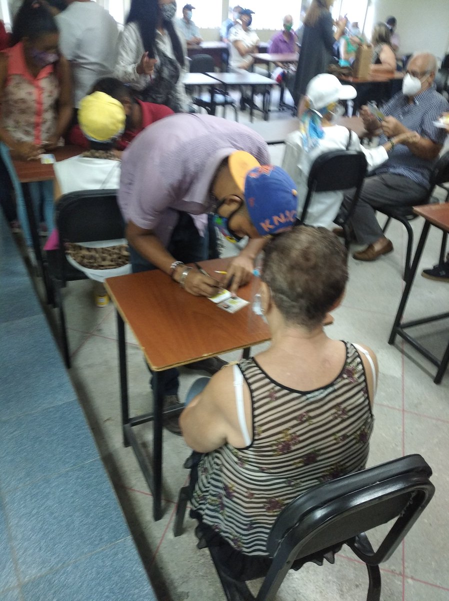 Seguimos atendiendo a Nuestros Adultos Mayores en este importante #PlanDeVacunaciónMasiva, gracias al Presidente <a href="/Nicolasmaduro/">Nicolás Maduro</a> y al Gob. <a href="/Marcotorrespsuv/">Rodolfo Marco Torres</a> y su compromiso con el pueblo ARAGUEÑO
#VacunasParaLaVida 
#SemanaRadicalConsciente