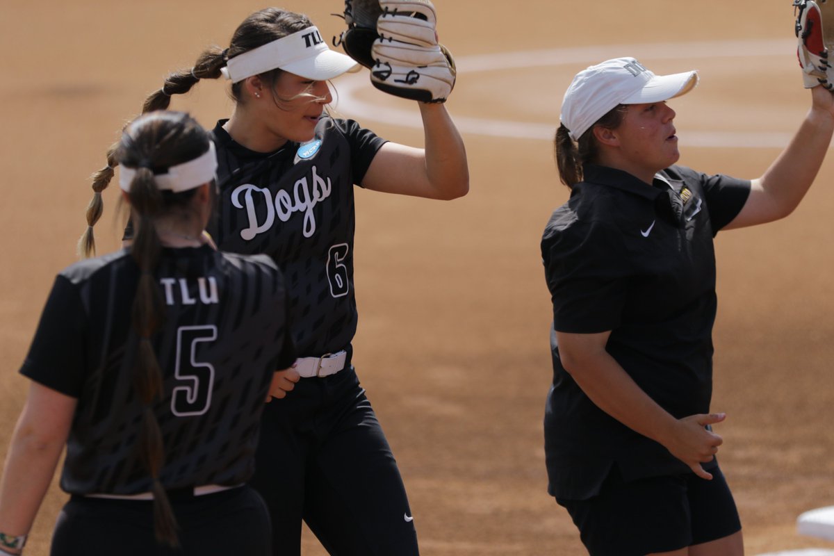 SCAC_Sports's tweet photo. Big Smiles, Big Plays @tluathletics #SCACPride #d3sb https://t.co/S2842iuo4g